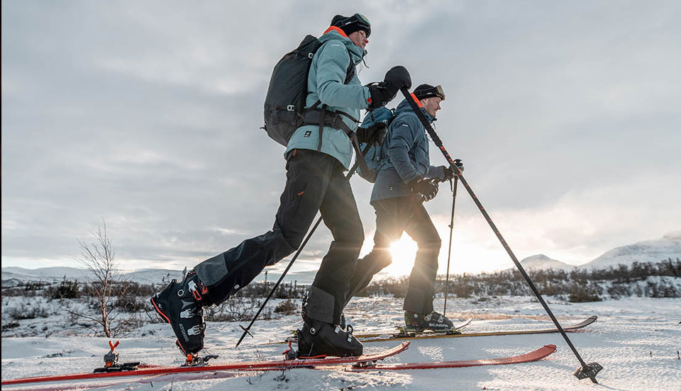 Man och kvinna som ar ute och aker skidor